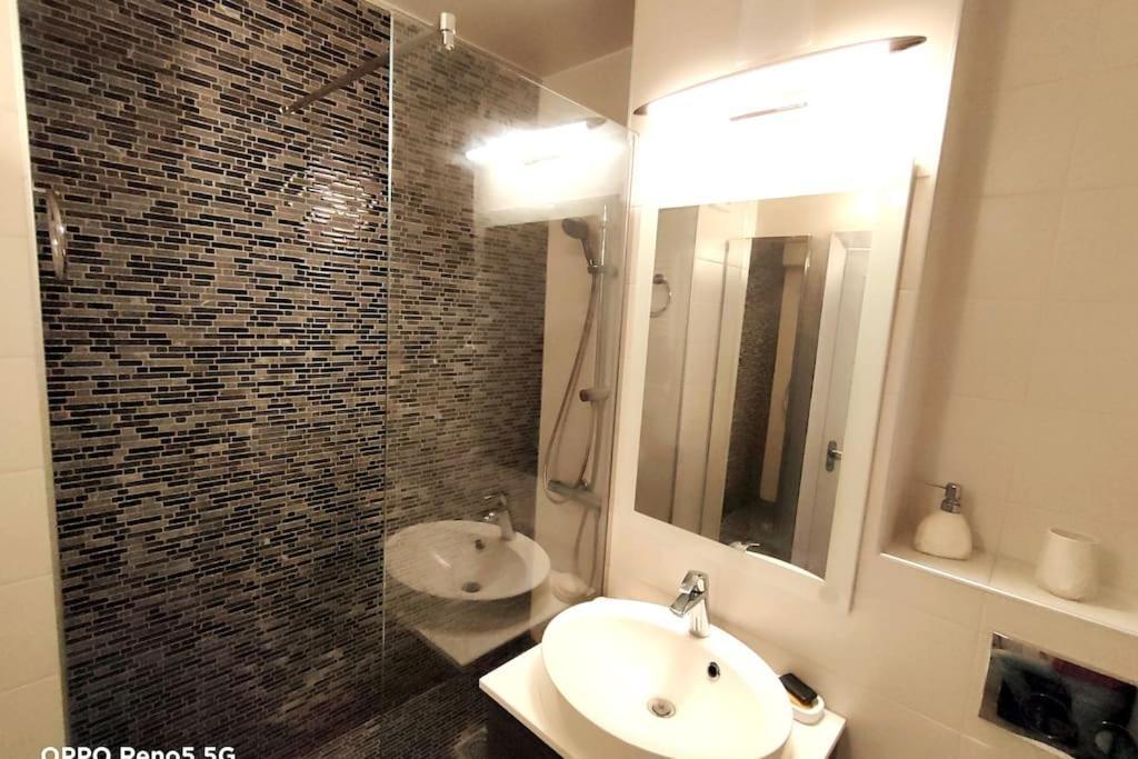 Ultracentral Ploiesti Apartment-Free Private Parking Exteriör bild